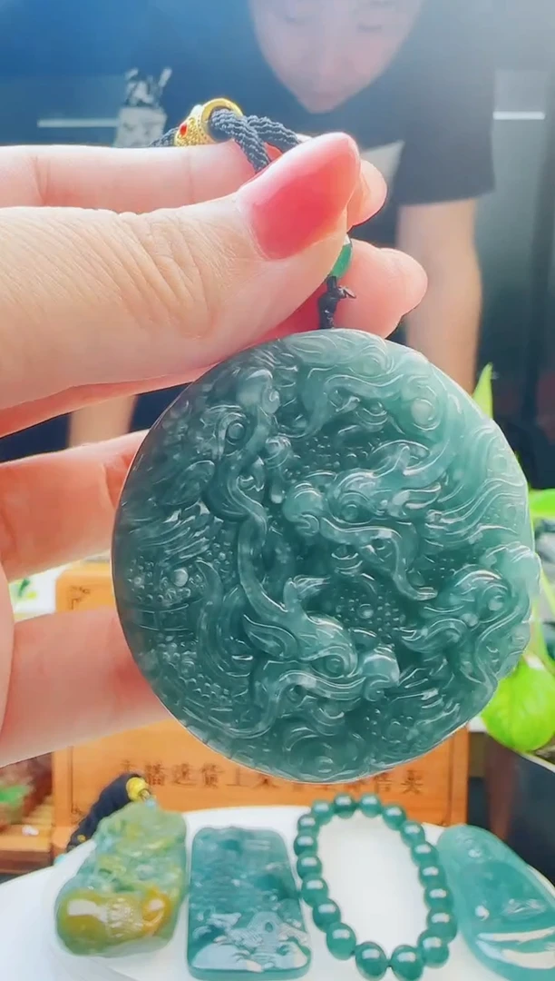 翡翠未镶嵌颈饰多样性发货其中一件