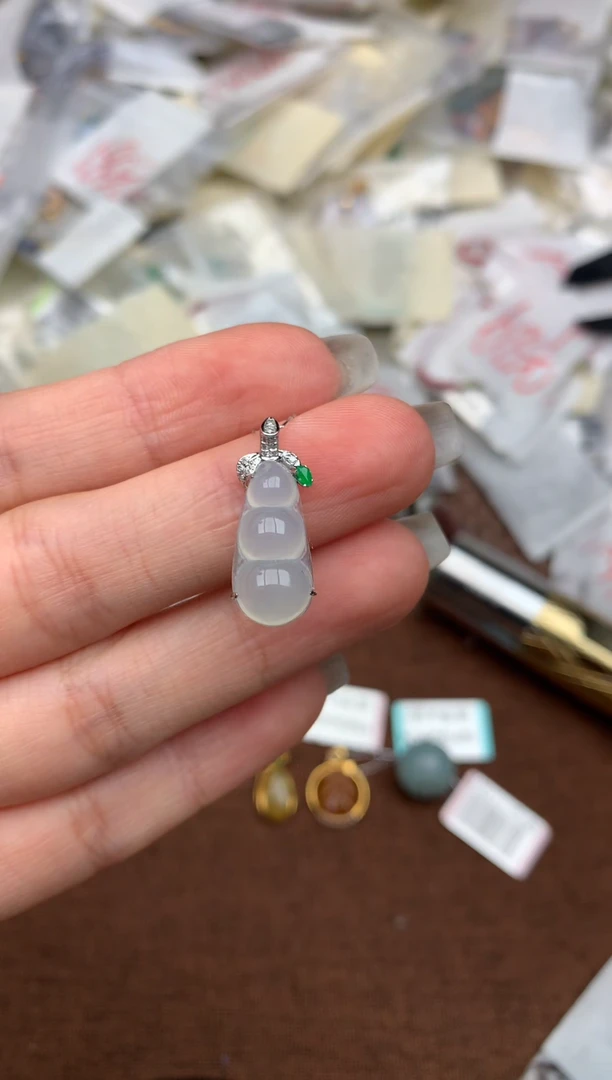 18K金镶嵌挂件翡翠—