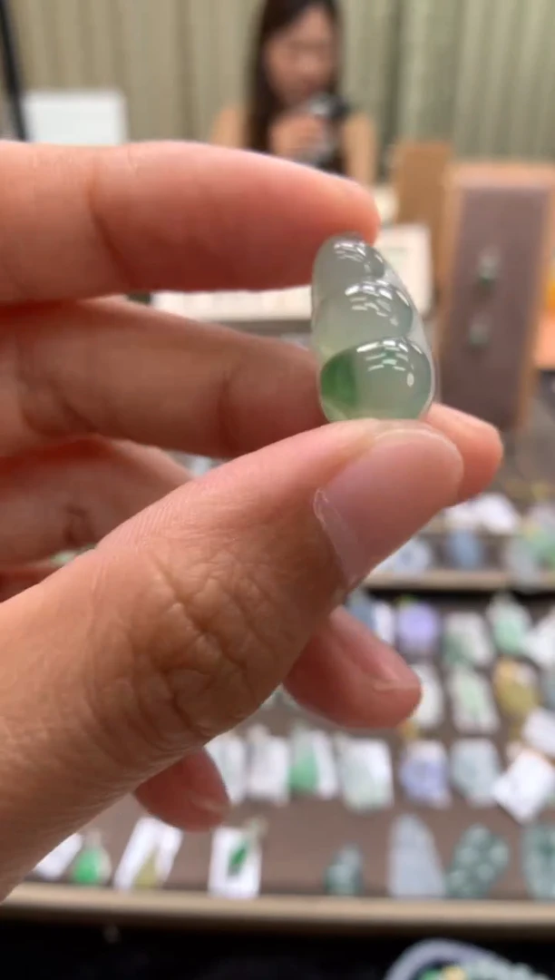 翡翠未镶嵌颈饰福豆