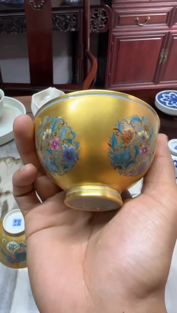 万*天义华 金地斗彩团花鸡心杯