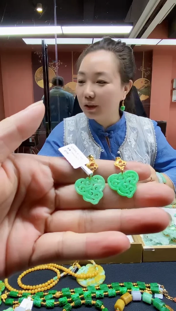 颈饰未镶嵌翡翠耳饰