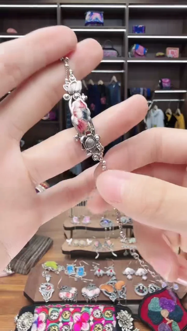 织绣44蒙阿苏苗绣传承店