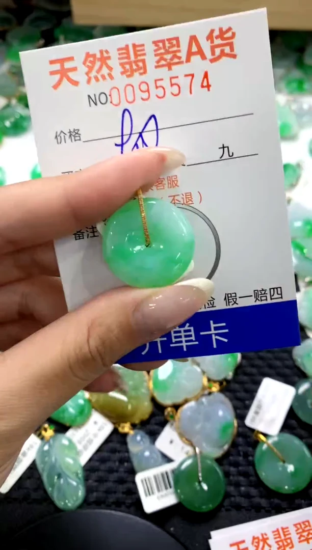翡翠18K金镶嵌颈饰1111111111111111