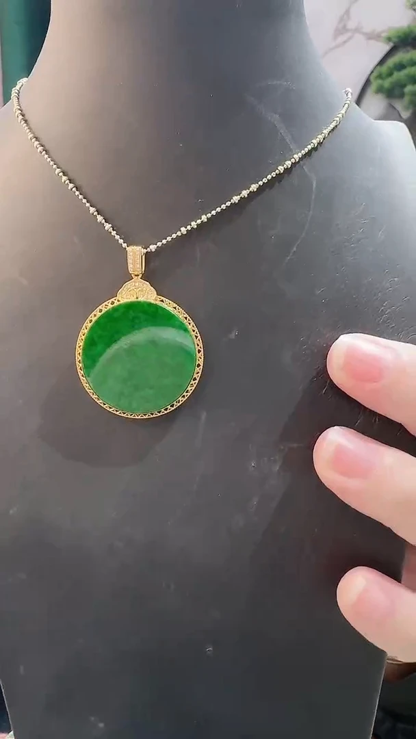 颈饰18K金镶嵌翡翠888888