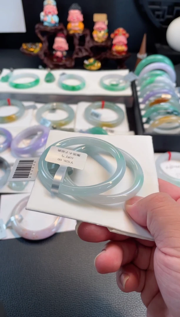 翡翠手镯未镶嵌52叮当 有纹裂