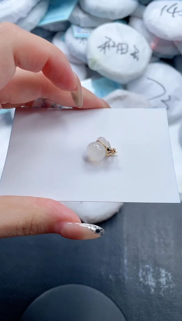 石英质玉未镶嵌颈饰福袋