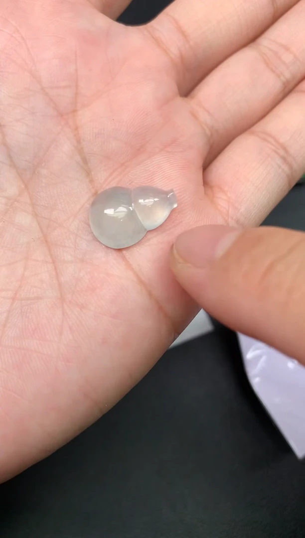 翡翠未镶嵌颈饰葫芦
