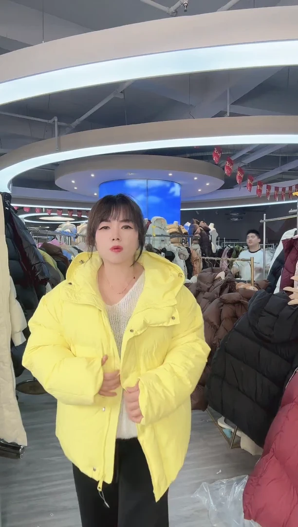 连帽 黄色羽绒服