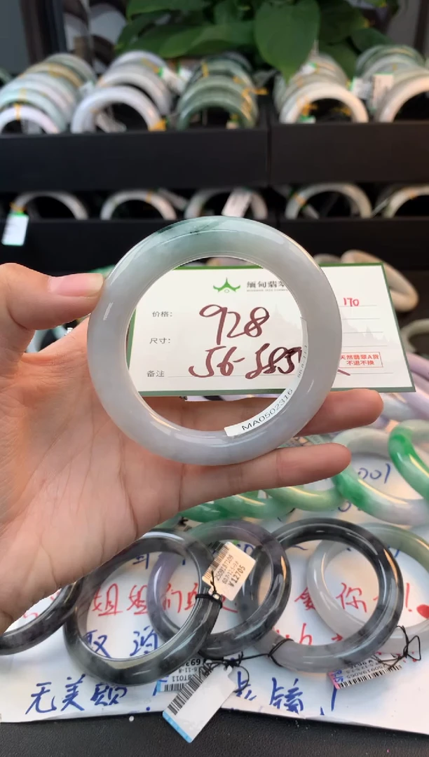 未镶嵌定制翡翠毛货需精细抛光+多人