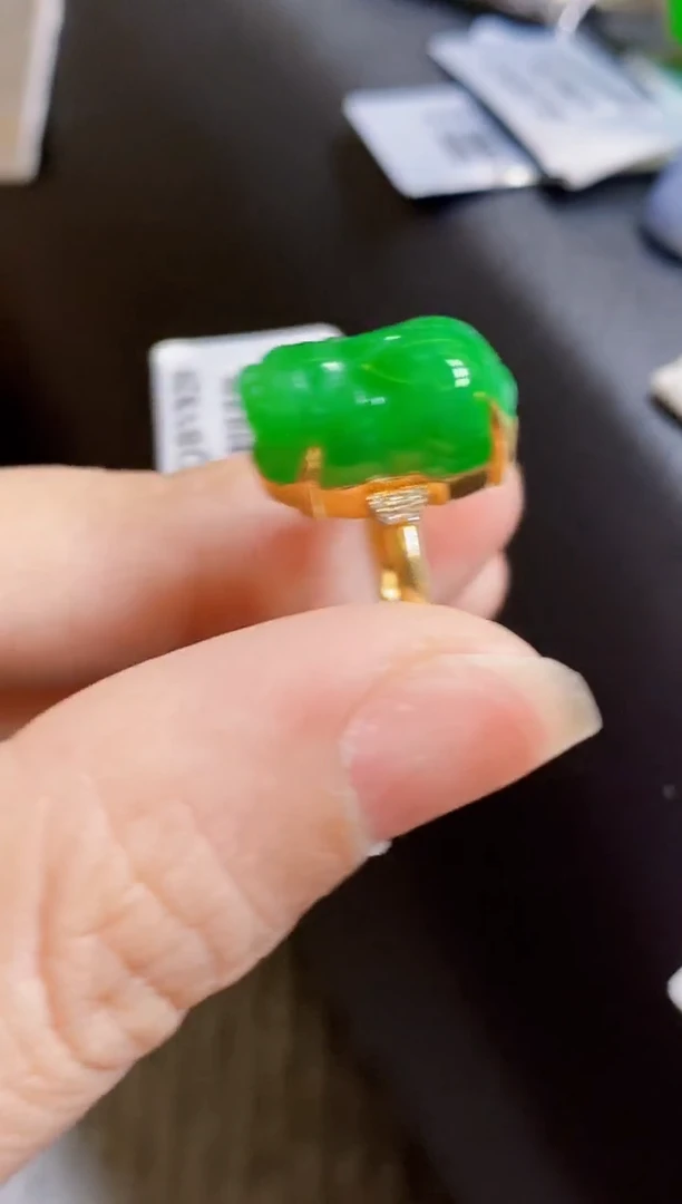 颈饰18K金镶嵌翡翠貔貅