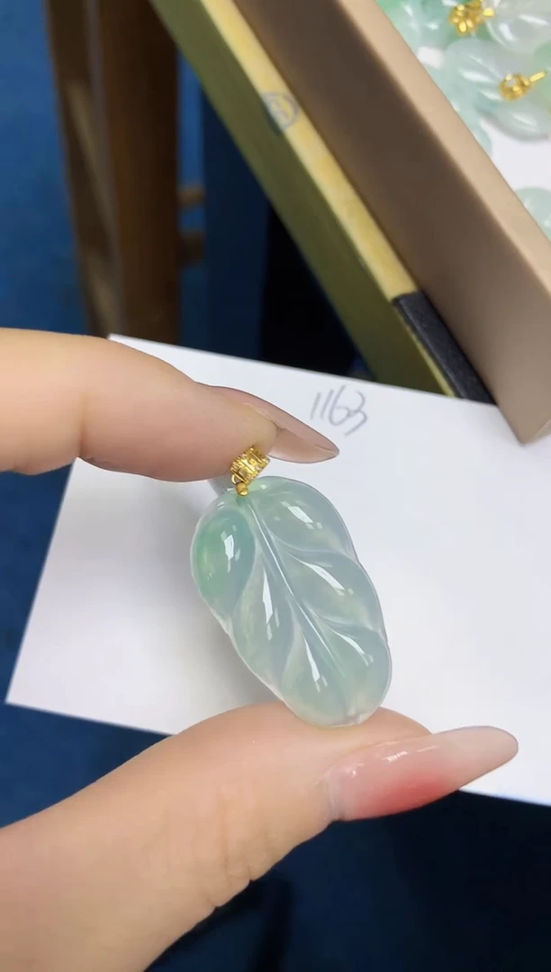 翡翠18K金镶嵌颈饰 天然缅甸翡翠A货