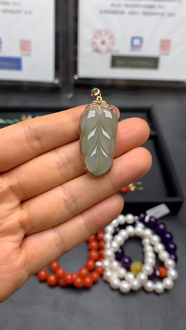 颈饰18K金镶嵌翡翠叶子