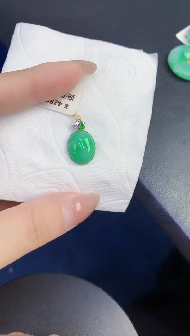 颈饰18K金镶嵌翡翠缅甸天然翡翠A货