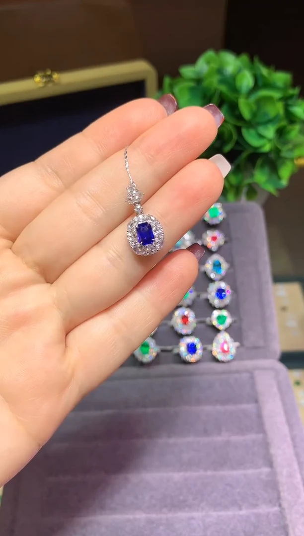 吊坠(不含链)蓝宝石18K金镶嵌0.78ct