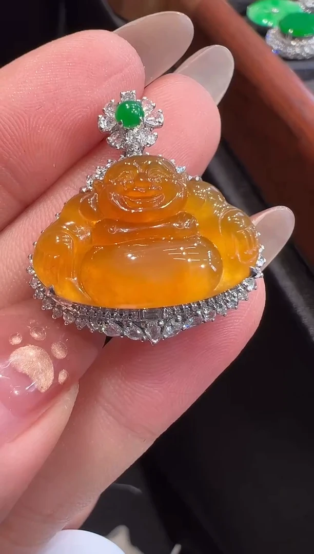 颈饰18K金镶嵌翡翠吊坠