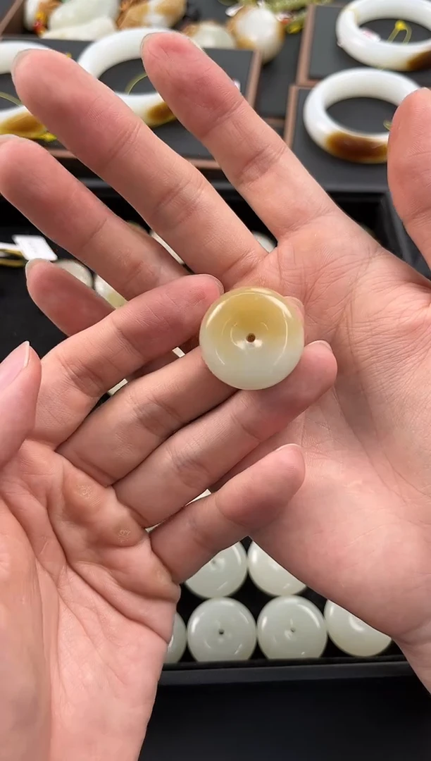 手串未镶嵌和田玉且末金山糖白平安扣微色差