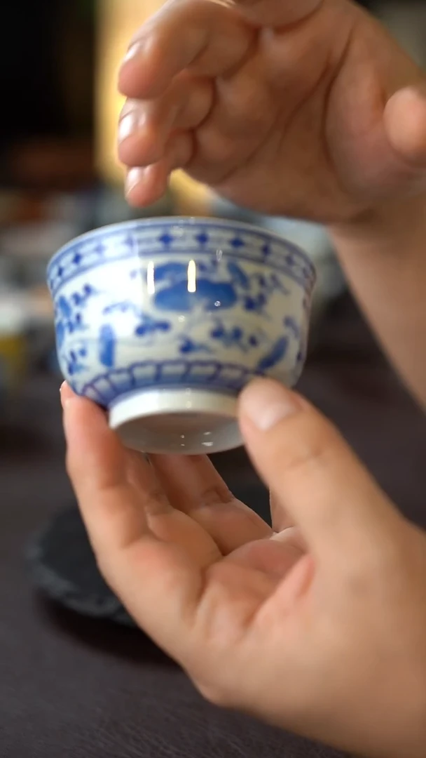 景德镇全手工手绘青花云纹主人杯