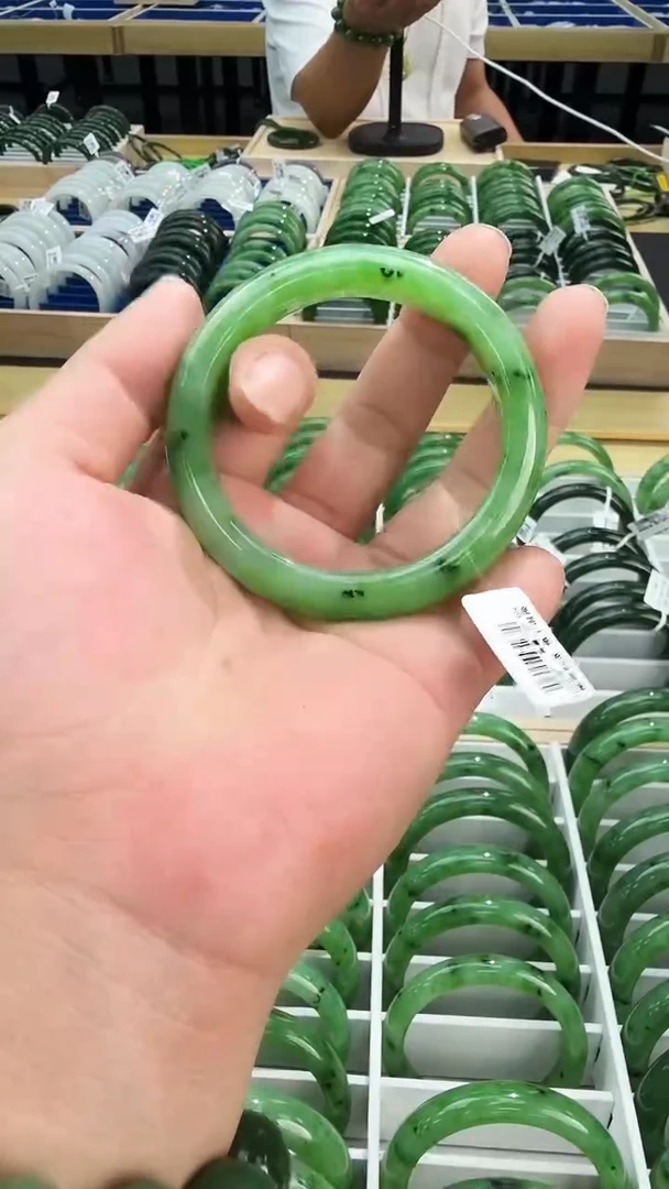 未镶嵌手镯和田玉高货 乌兰海苹果绿手镯 圈口56+