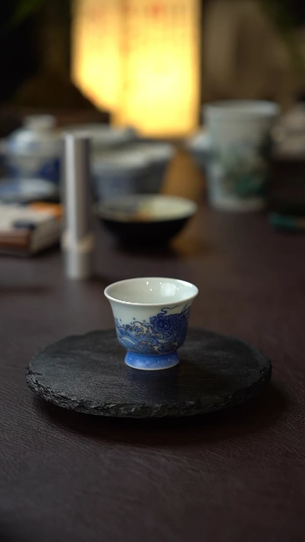 景德镇全手工手绘青花鱼藻纹描金主人杯02号