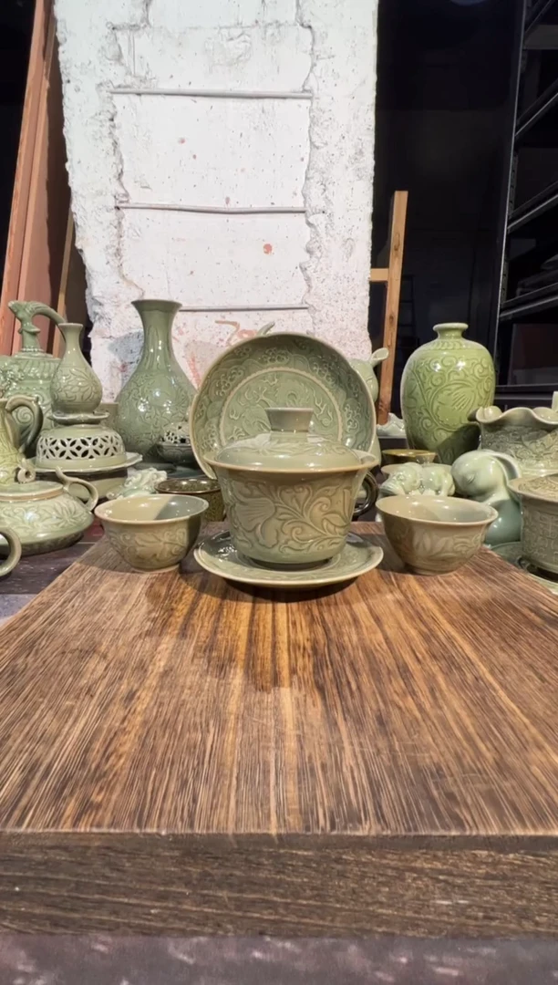 微瑕耀州窑莲纹三才盖碗+莲纹小杯2