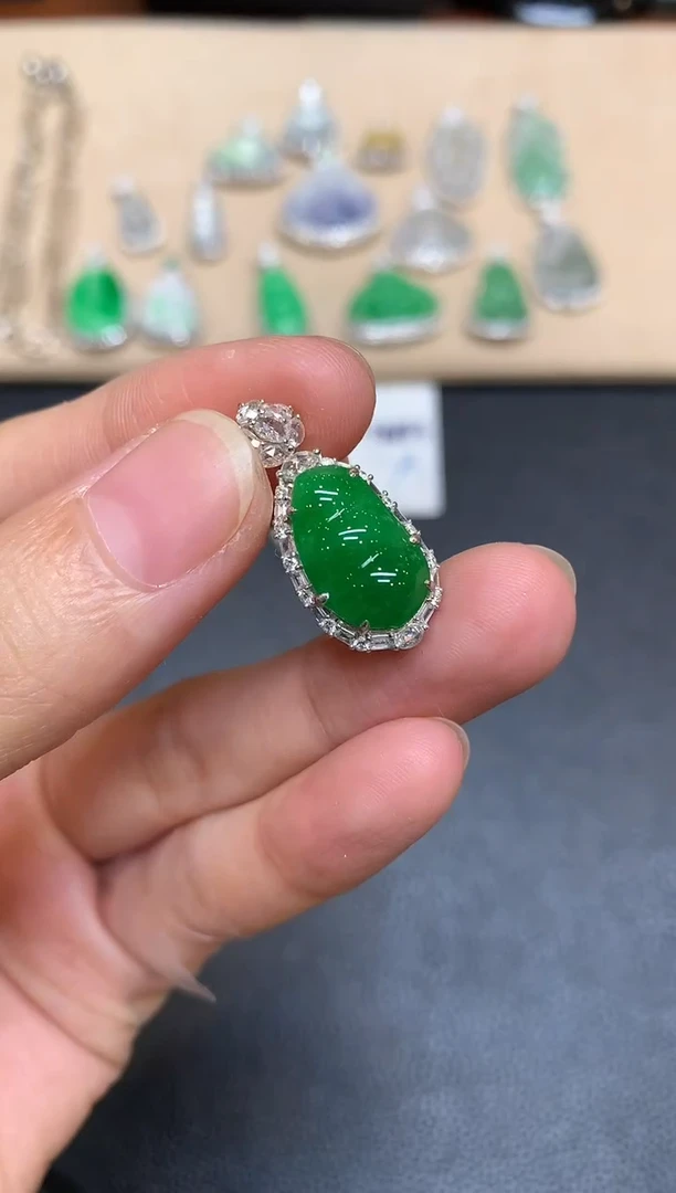 颈饰18K金镶嵌翡翠给****?福豆【无服务费