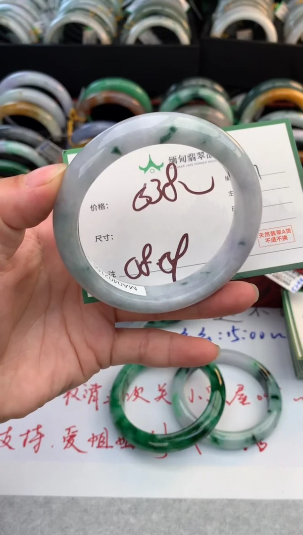 未镶嵌定制翡翠毛货需精细抛光+多人