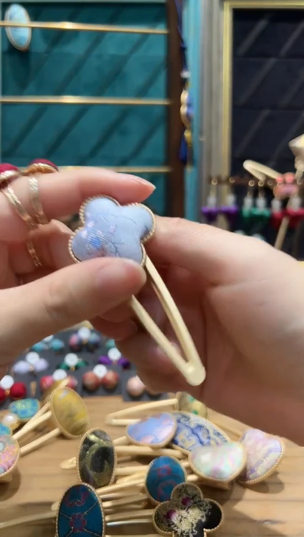 【闪购商品】【一物一拍车】雪青色梅花位置四叶草发夹