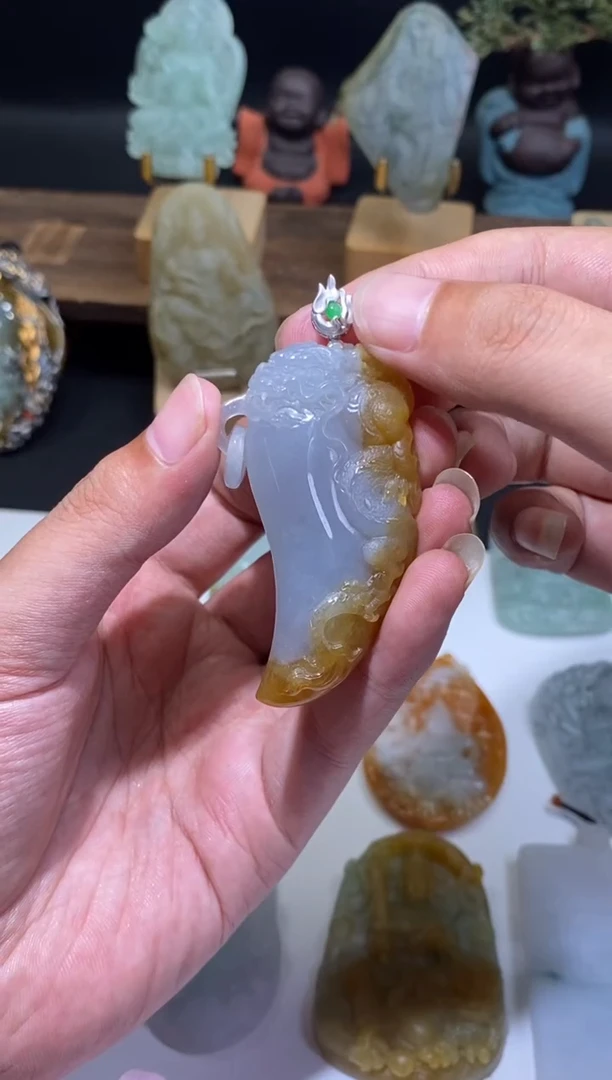 颈饰18K金镶嵌翡翠清**湾翡翠