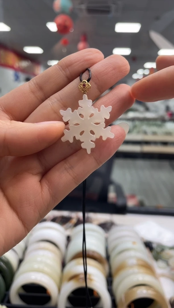 颈饰18K金镶嵌和田玉雪花吊坠随机发一件