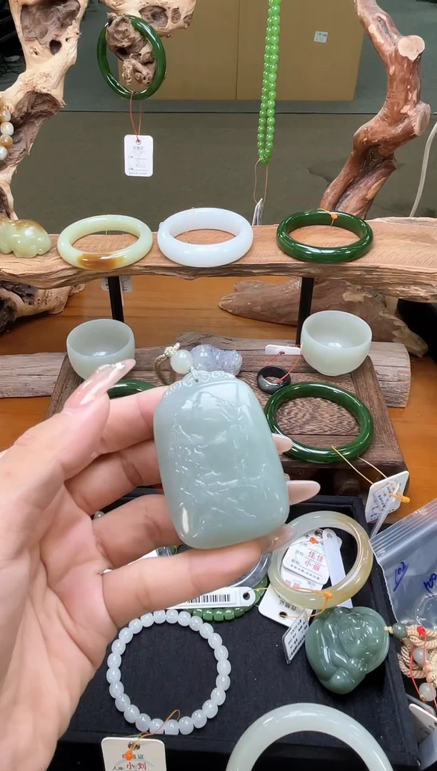 吊坠(不含链)未镶嵌和田玉且末蓝 山水牌 9004125