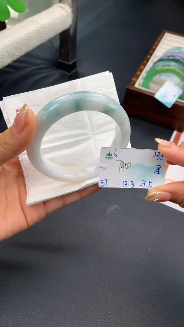 未镶嵌手镯翡翠自带#送人#，联系客服核对地址~