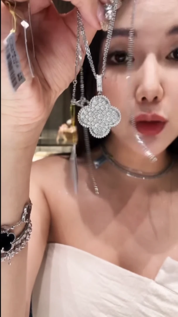 铂Pt950镶嵌项链钻石大花朵