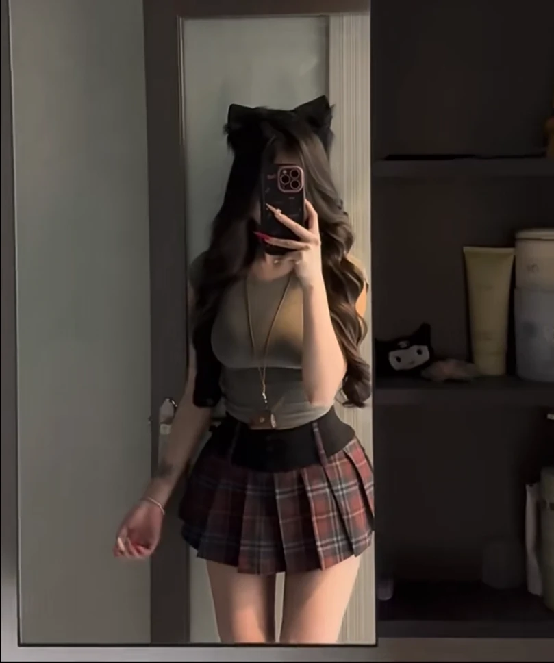 新款甜欲辣妹风圆领修身显身材上衣+百搭格纹半身裙女小众高级感