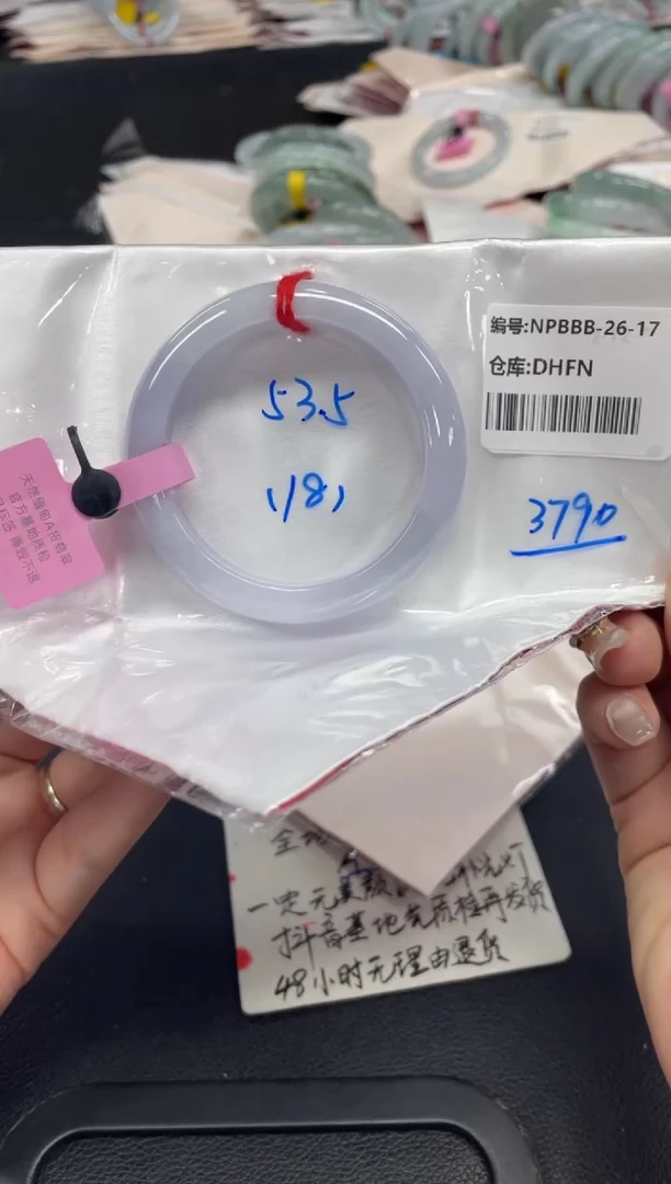 翡翠手镯未镶嵌翡翠手镯