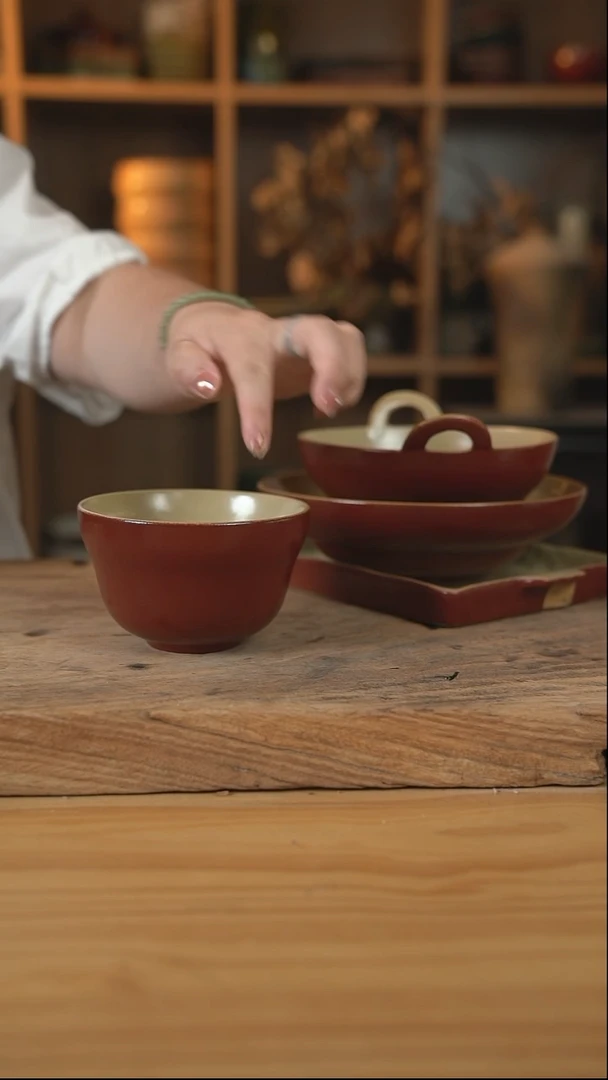 复古红色的葫芦米饭碗