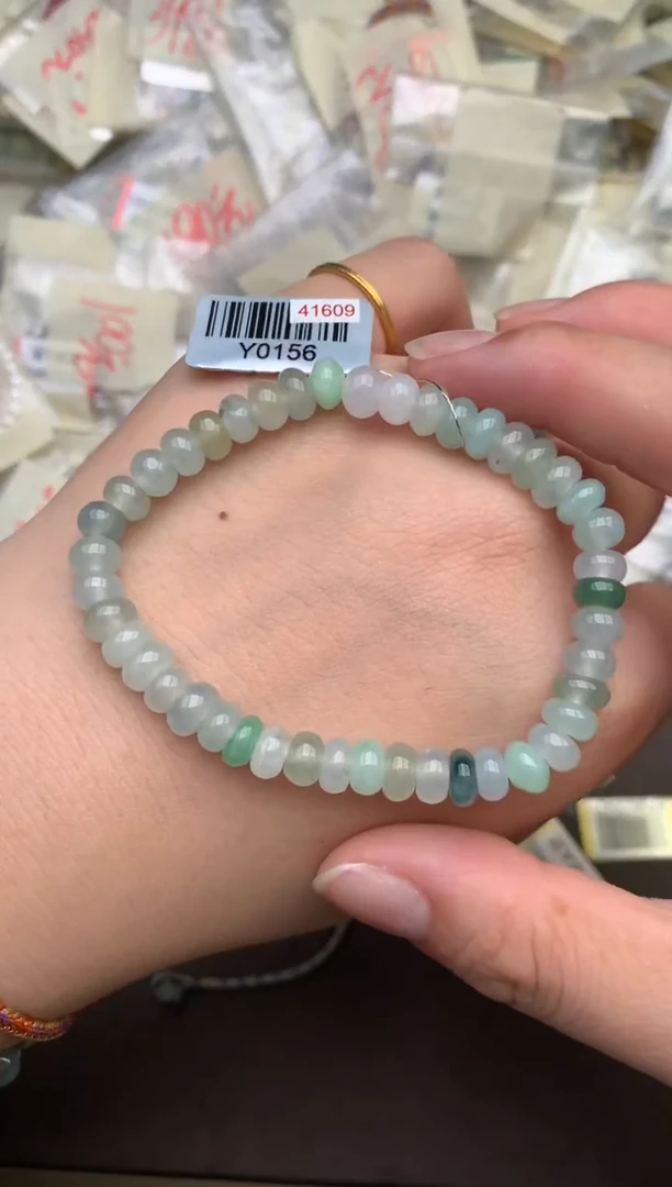 翡翠挂件未镶嵌  —