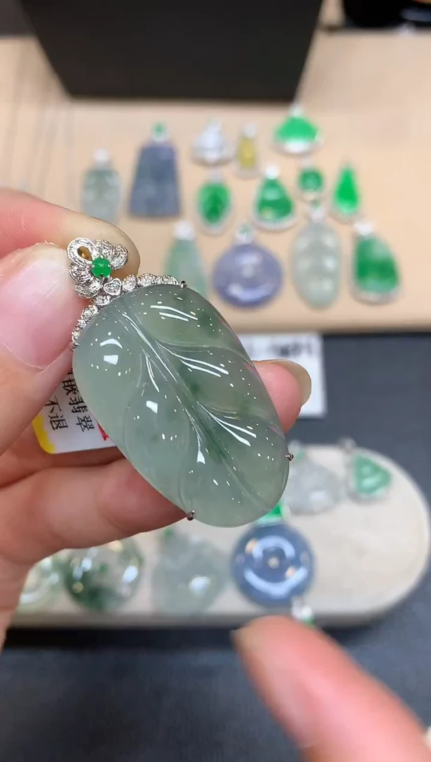 颈饰18K金镶嵌翡翠树叶【无服务费