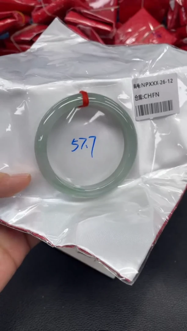 翡翠手镯未镶嵌翡翠手镯
