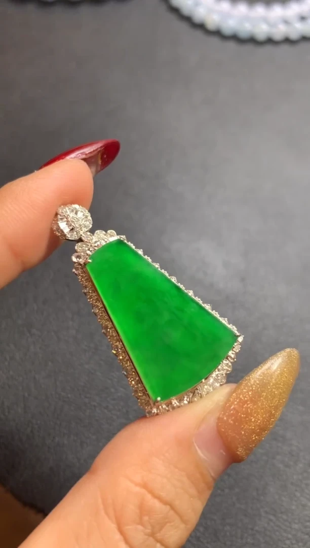 【闪购商品】翡翠颈饰18K金镶嵌翡翠无事牌