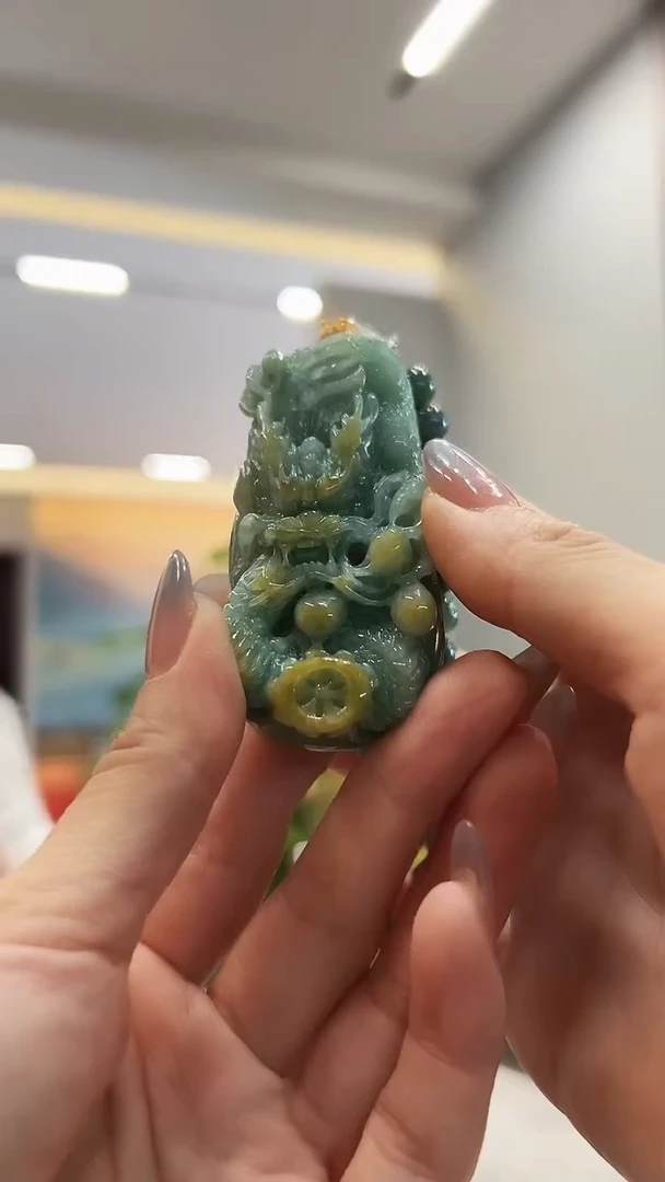 翡翠未镶嵌颈饰龙