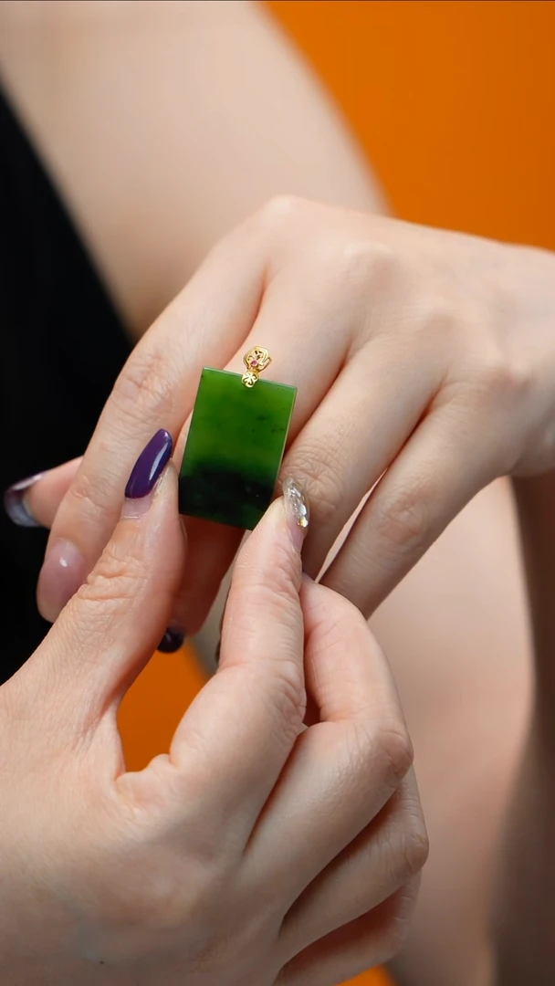 和田玉（碧玉）18K金镶嵌颈饰18k红皮碧玉吊坠 多样性发其一