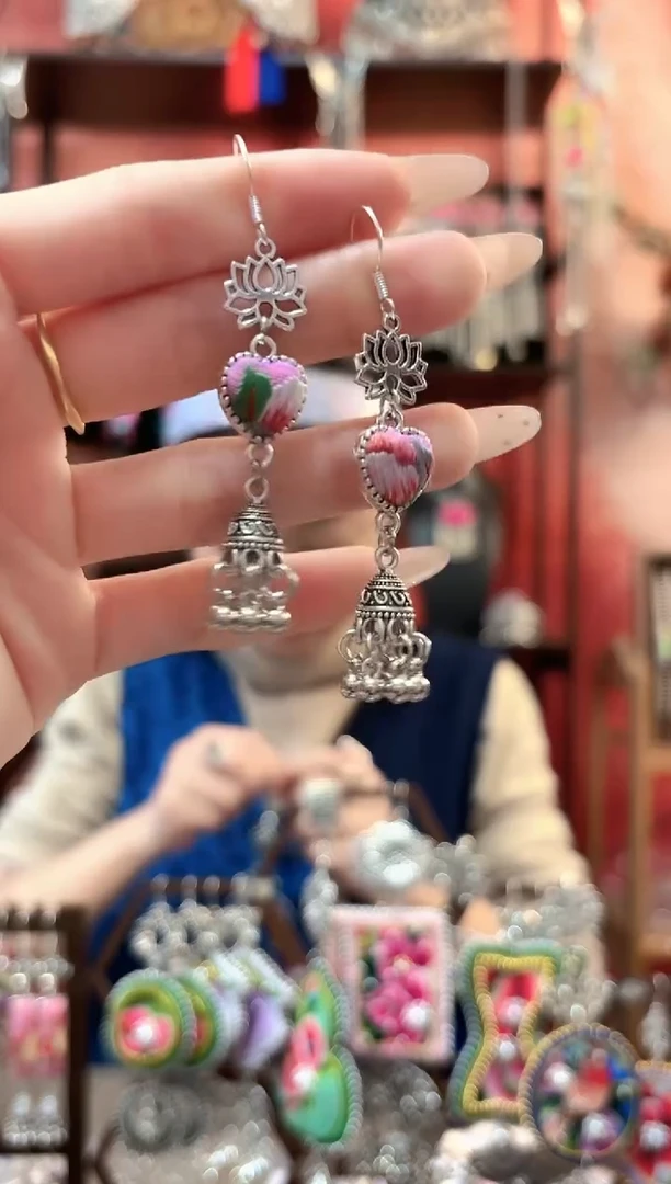 织绣云织谣民族风精美饰品   380