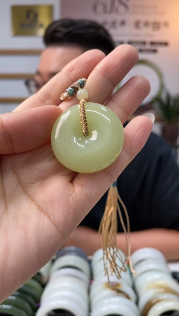 和田玉未镶嵌颈饰若羌黄玉高品平安扣吊坠随机发一条