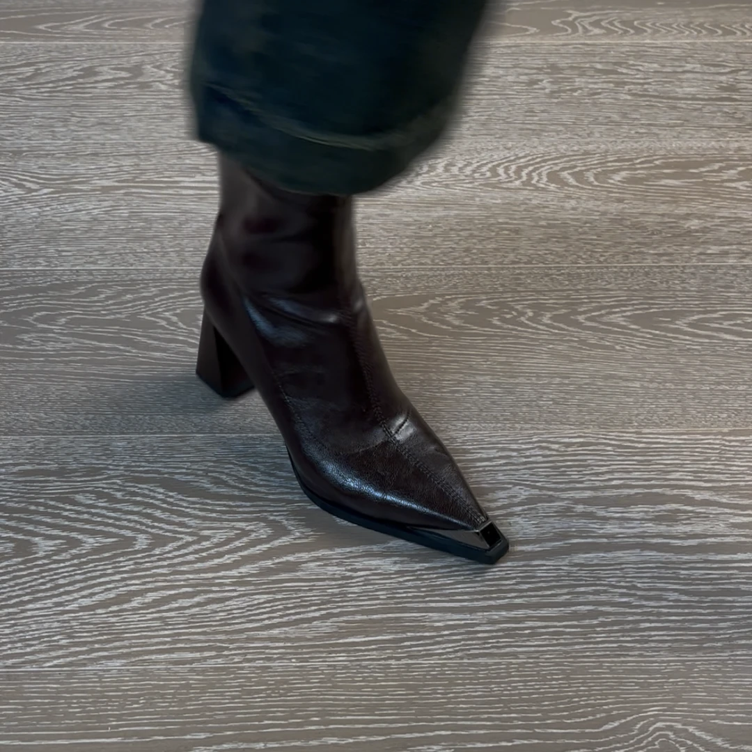 7CM弹力超纤尖头耐磨秋季百搭方头短靴常规舒适弹力靴冬季高跟