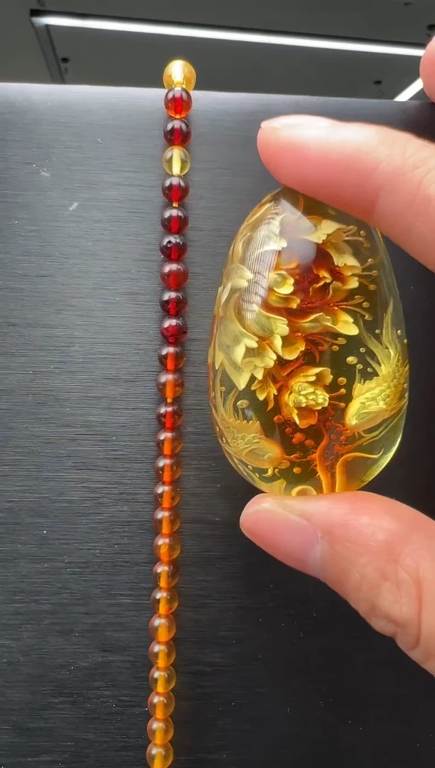 未镶嵌颈饰琥珀牡丹花