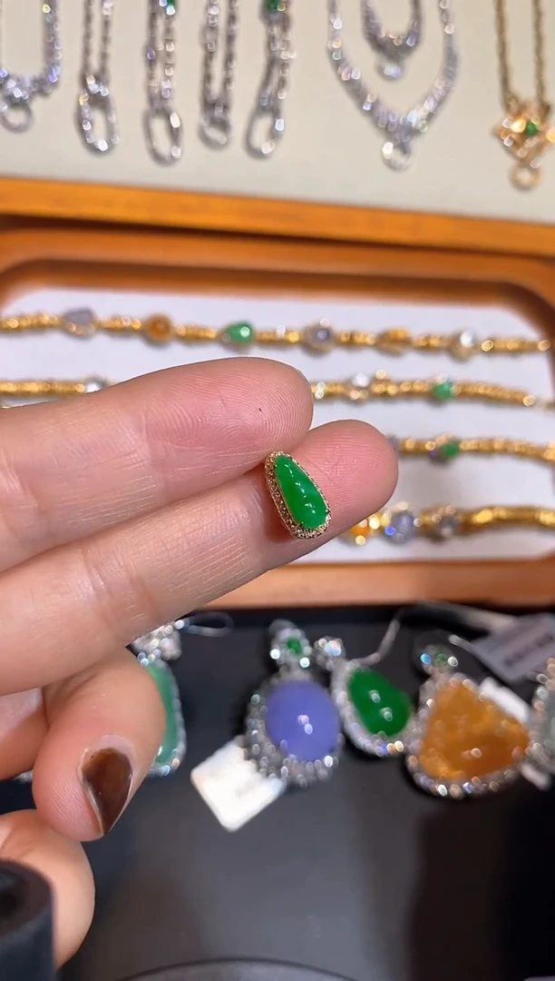 颈饰18K金镶嵌翡翠吊坠