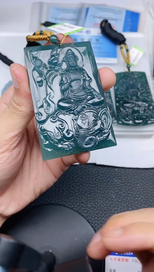 颈饰未镶嵌翡翠