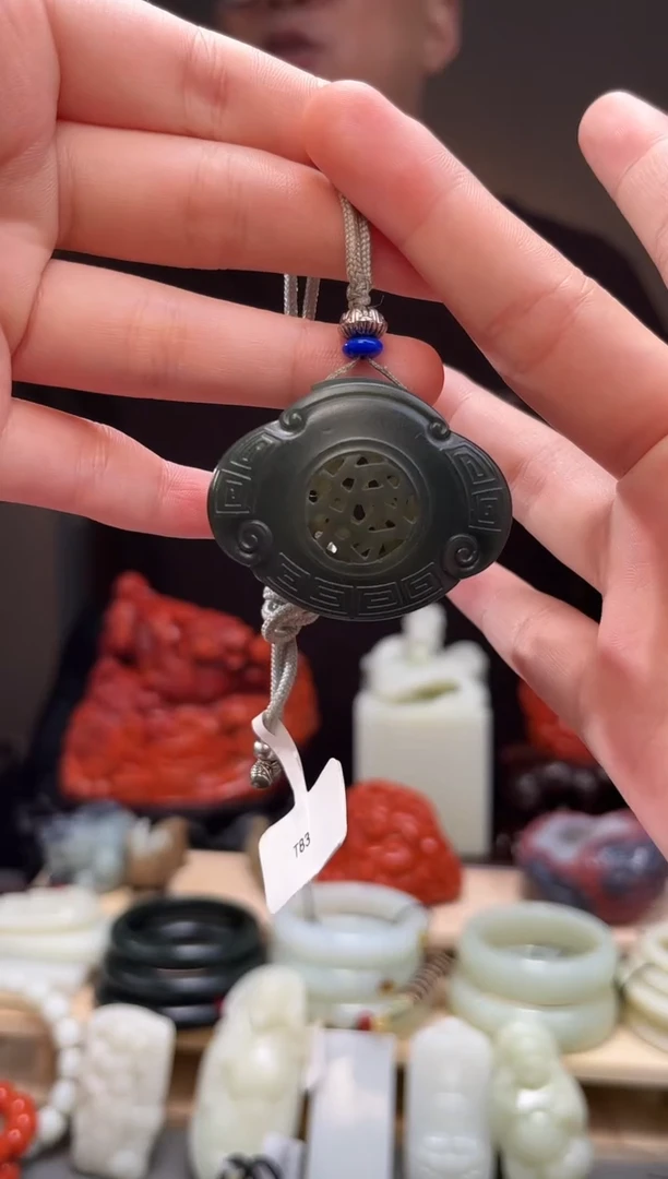 颈饰未镶嵌和田玉吊坠