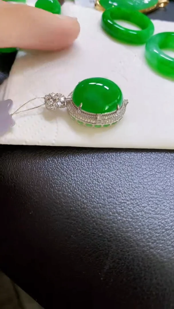 颈饰18K金镶嵌翡翠蛋面