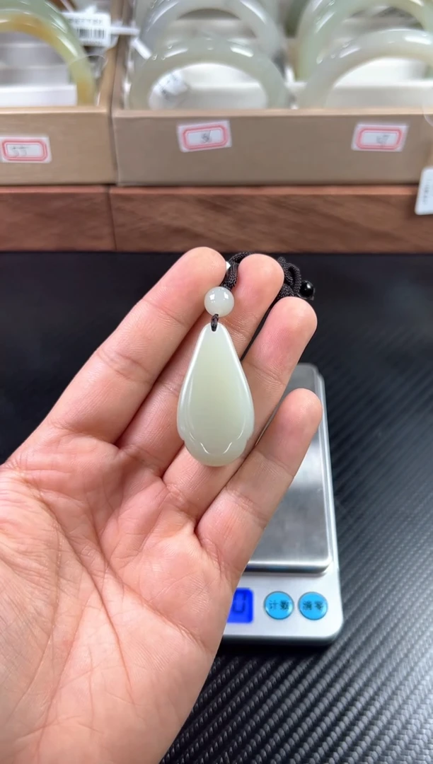 吊坠(赠链)未镶嵌和田玉且末微色差迪克兰一细